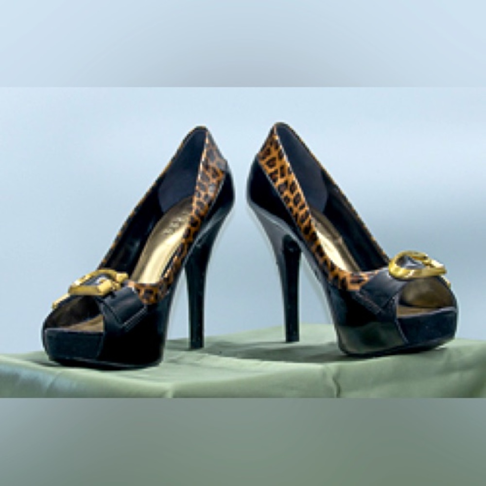 Guess high heeled shoes